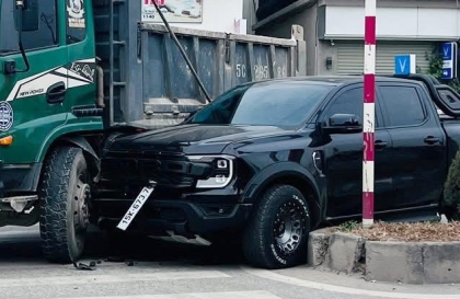 Ảnh TNGT: Raptor rúc nách xe tải sang đường